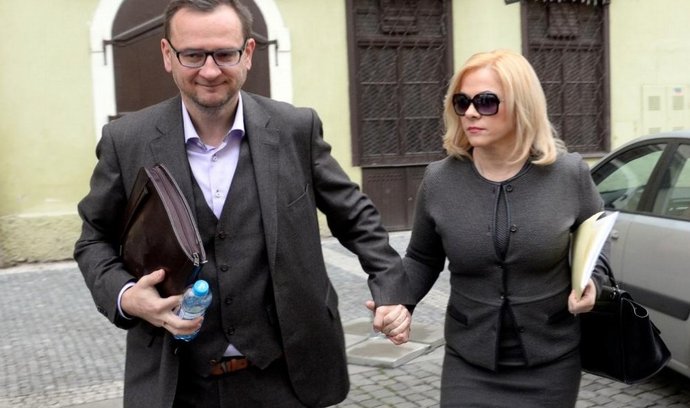 Jana Nečasová, dříve Nagyová, někdejší šéfka kabinetu expremiéra Petra Nečase (vpravo) a jeho nynější manželka obžalovaná ze zneužití Vojenského zpravodajství přichází 20. listopadu k Obvodnímu soudu pro Prahu 1.