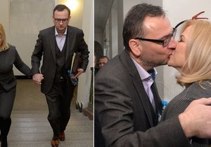 Pan a paní Nečasovi: K soudu přišli ve sladěných outfitech, před soudní síní se vášnivě políbili.