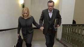 Soud s Janou Nečasovou: Manželé Nečasovi přichází k Obvodnímu soudu pro Prahu 1 (20. 11. 2014)