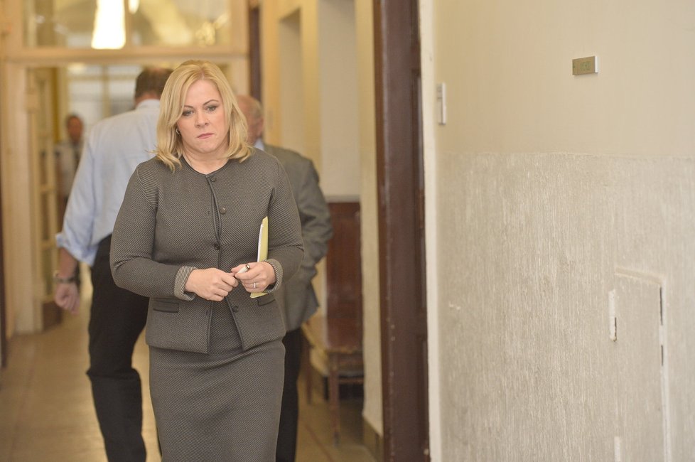 Jana Nečasová při odchodu od čtení obžaloby v jejím případu, které začalo hlavní líčení v ostře sledovaném procesu.