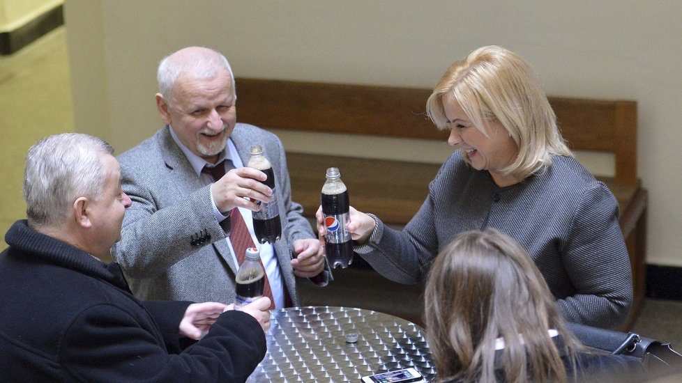 Jana Nečasová si přiťukla nealkem s advokátem Eduardem Brunou.