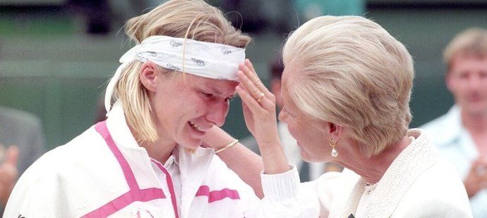 Jana Novotná našla po prohraném wimbledonském finále v roce 1993 útěchu v náruči vévodkyně z Kentu