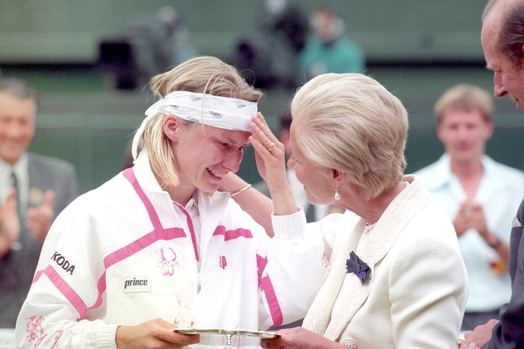 Jana Novotná našla po prohraném wimbledonském finále v roce 1993 útěchu v náruči vévodkyně z Kentu