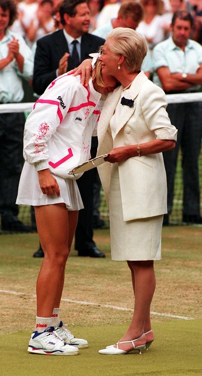 Jana Novotná našla po prohraném wimbledonském finále v roce 1993 útěchu v náruči vévodkyně z Kentu