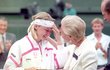 Jana Novotná našla po prohraném wimbledonském finále v roce 1993 útěchu v náruči vévodkyně z Kentu