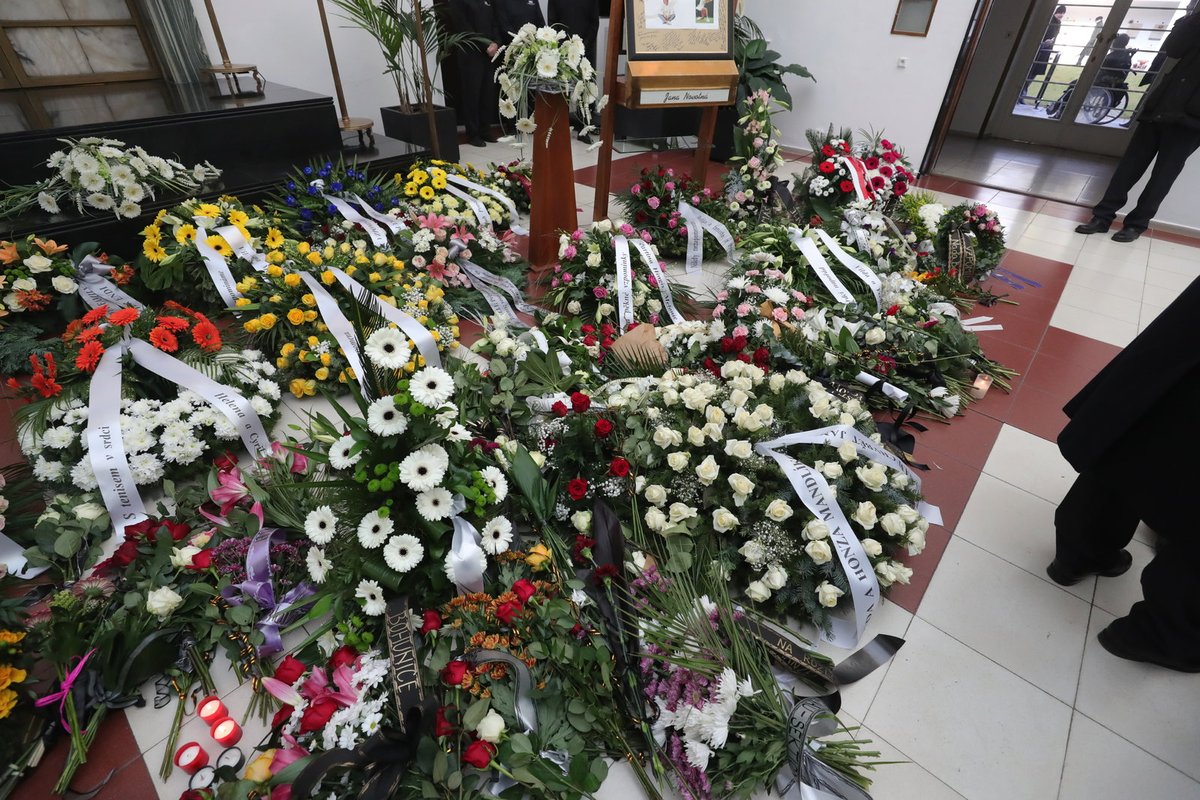 Obřadní síň krematoria v Brně byla našlapaná do posledního místa.