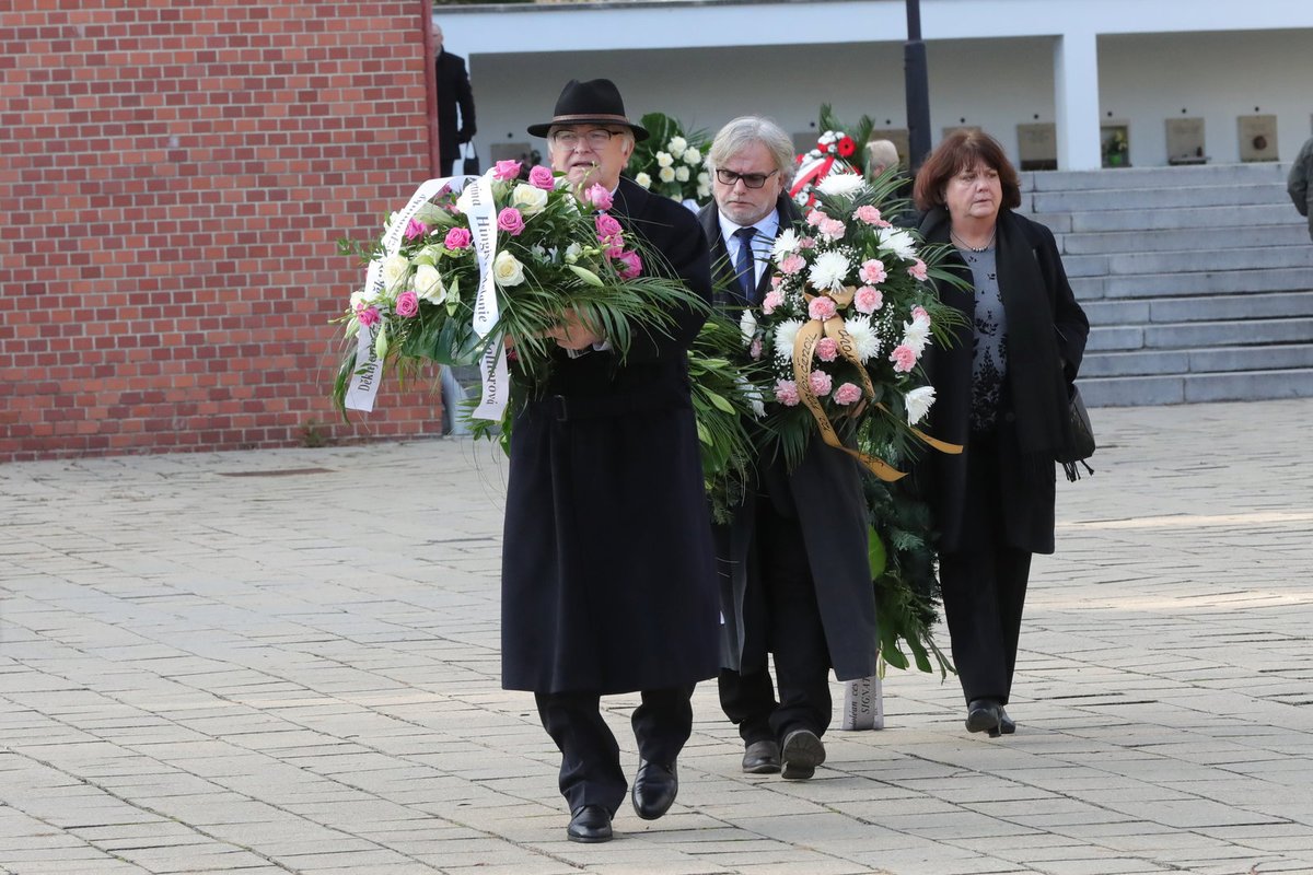 Obřadní síň krematoria v Brně byla našlapaná do posledního místa.