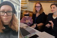 Poslankyně vzala malou dceru do Sněmovny. Během boje za konec nocování a změny jednacího řádu