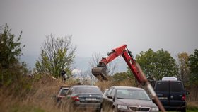 Policie druhým dnem pracuje s těžkou technikou nedaleko Slavětína