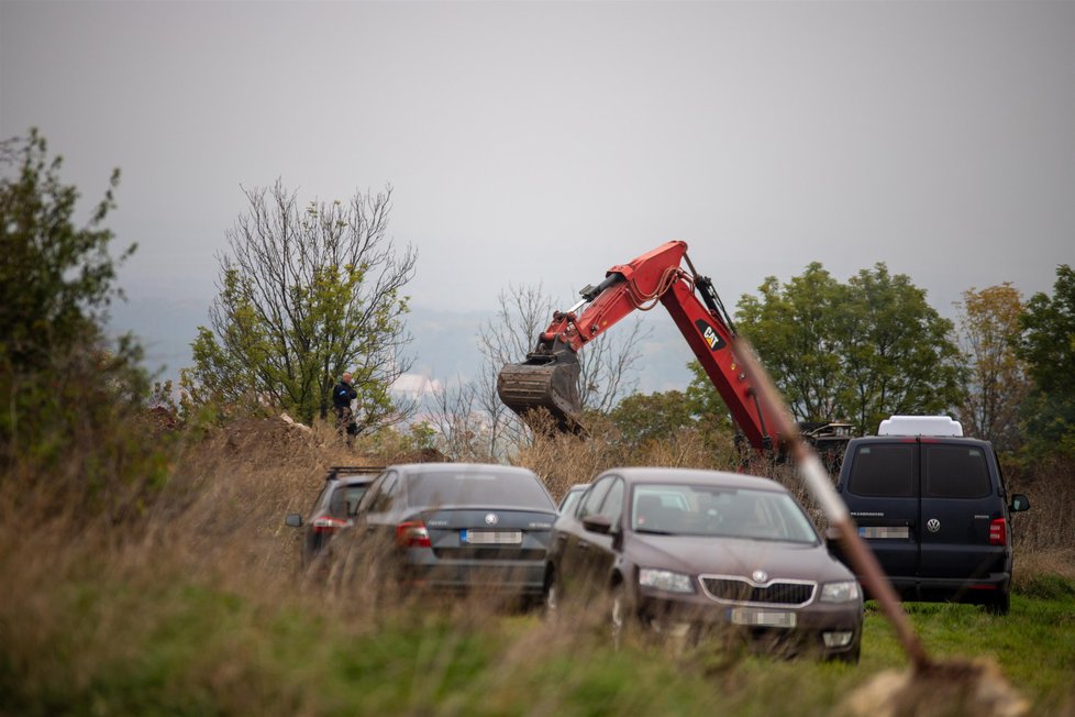 Policie druhým dnem pracuje s těžkou technikou nedaleko Slavětína