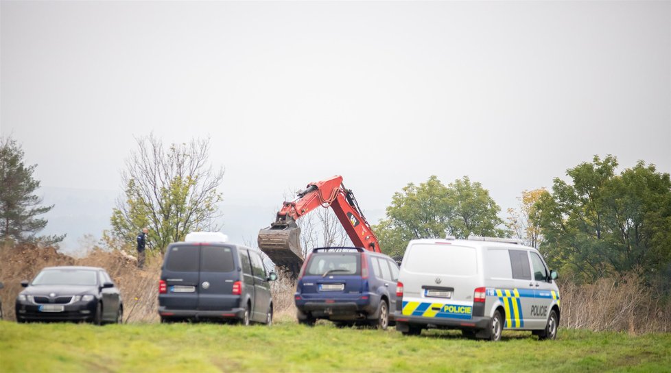 Policie druhým dnem pracuje s těžkou technikou nedaleko Slavětína.