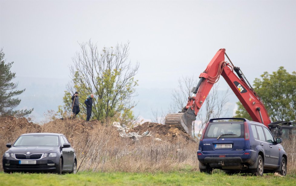 Policie druhým dnem pracuje s těžkou technikou nedaleko Slavětína