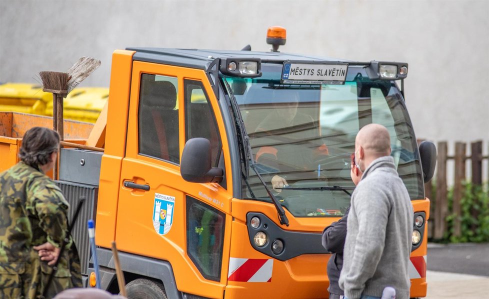 Policie druhým dnem pracuje s těžkou technikou nedaleko Slavětína.