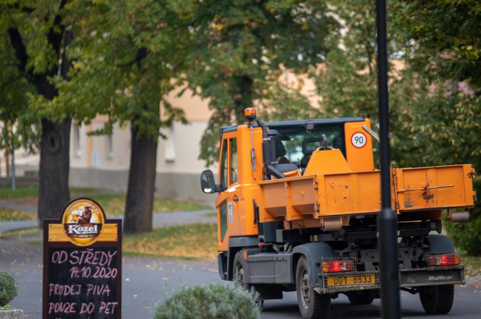 Policie druhým dnem pracuje s těžkou technikou nedaleko Slavětína.