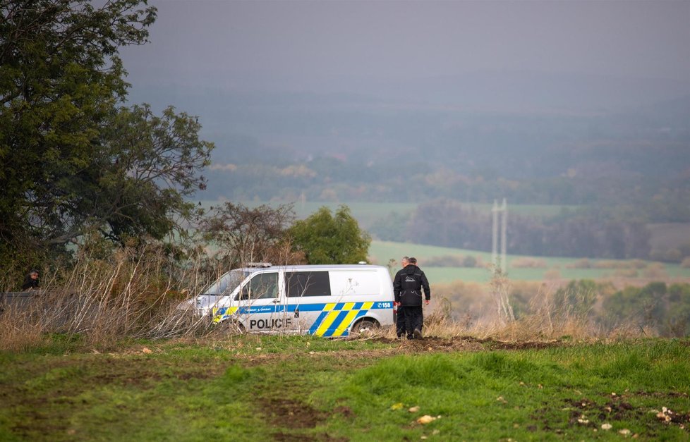 Policie druhým dnem pracuje s těžkou technikou nedaleko Slavětína.