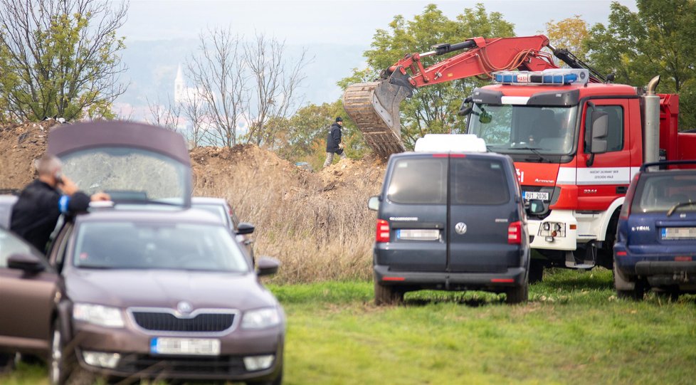 Policie druhým dnem pracuje s těžkou technikou nedaleko Slavětína.