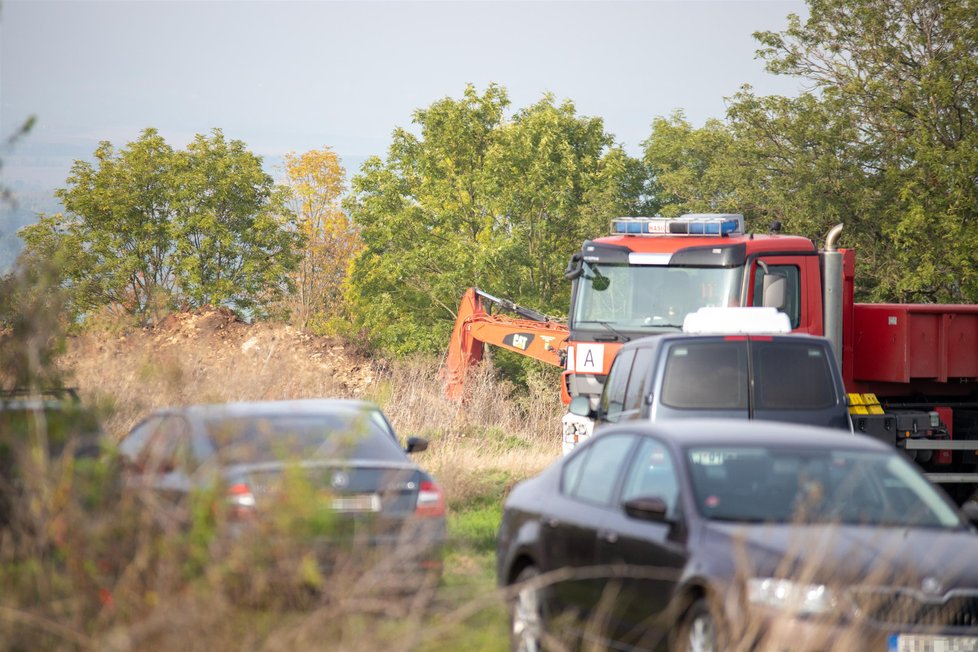 Policie druhým dnem pracuje s těžkou technikou nedaleko Slavětína.