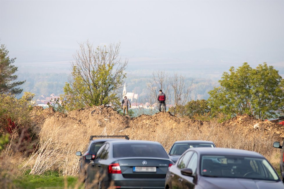 Policie druhým dnem pracuje s těžkou technikou nedaleko Slavětína.