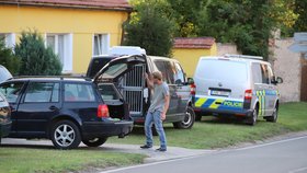 Policie kope u domu Paurových, na místě se objevil i starší syn