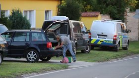 Policie kope u domu Paurových, na místě se objevil i starší syn