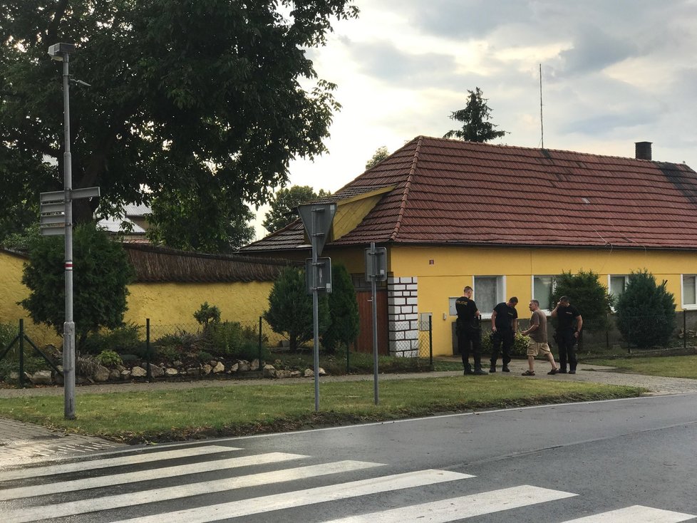 Policisté opět prohledávali okolí domu, kde žila s manželem Jana Paurová