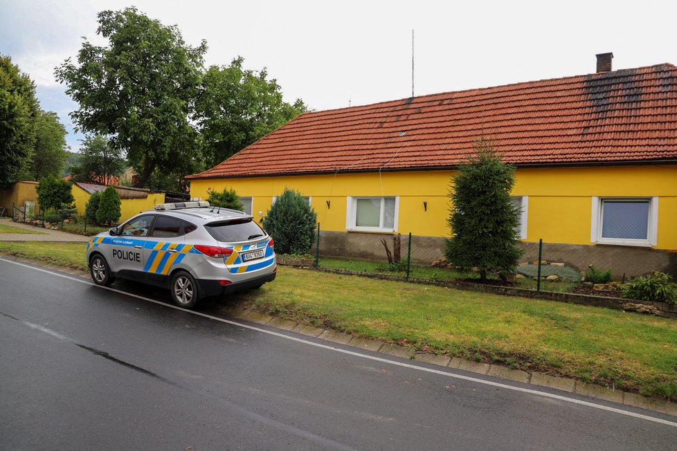 Policisté opět prohledávali okolí domu, kde žila s manželem Jana Paurová.