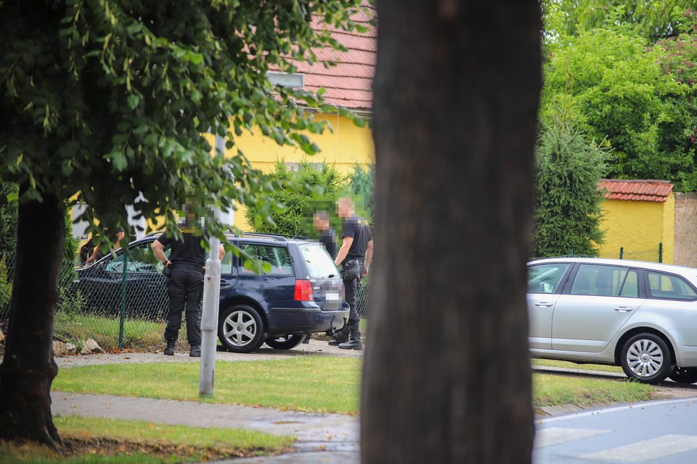 Policisté opět prohledávali okolí domu, kde žila s manželem Jana Paurová.