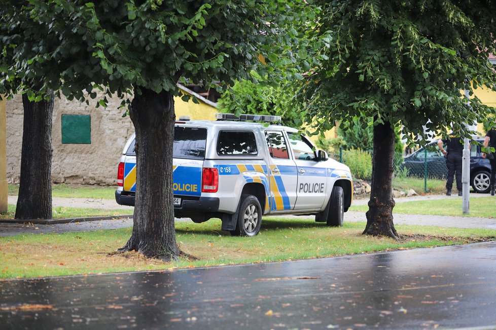 Policisté opět prohledávali okolí domu, kde žila s manželem Jana Paurová.