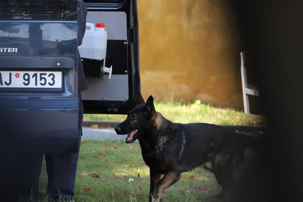 Policie pokračuje ve vyšetřování u domu Paurových.