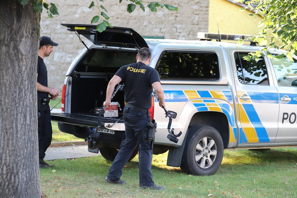 Policie pokračuje ve vyšetřování u domu Paurových.