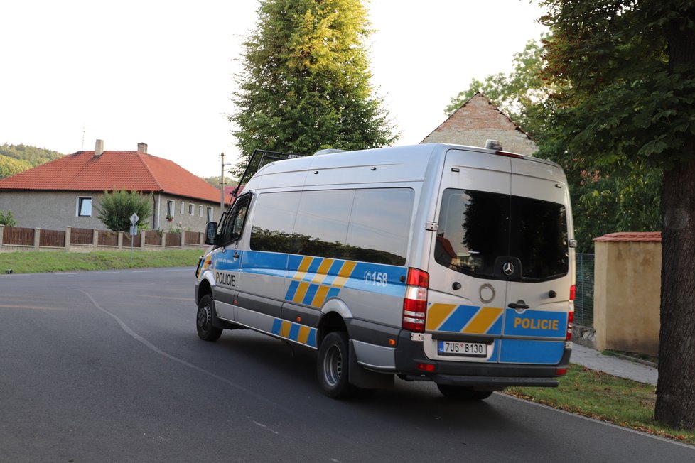 Policie pokračuje ve vyšetřování u domu Paurových.