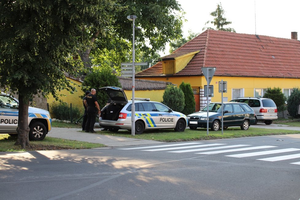 Policie pokračuje ve vyšetřování u domu Paurových.