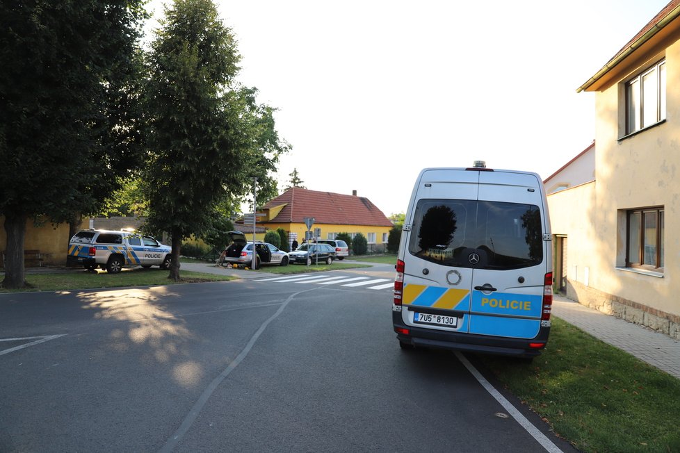 Policie pokračuje ve vyšetřování u domu Paurových.