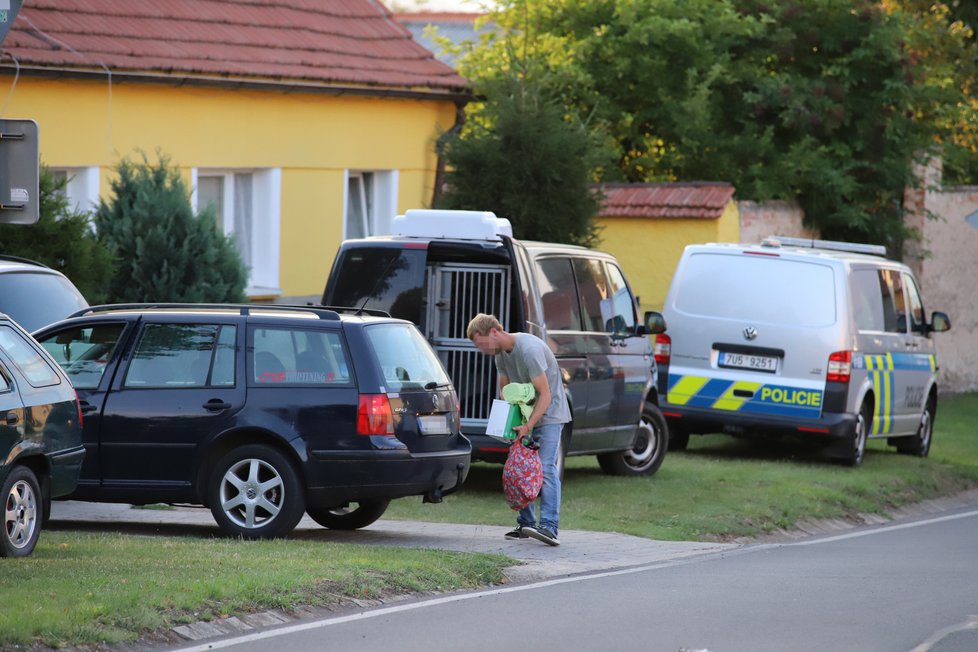 Policie kopala u domu Paurových, na místě se objevil i starší syn.