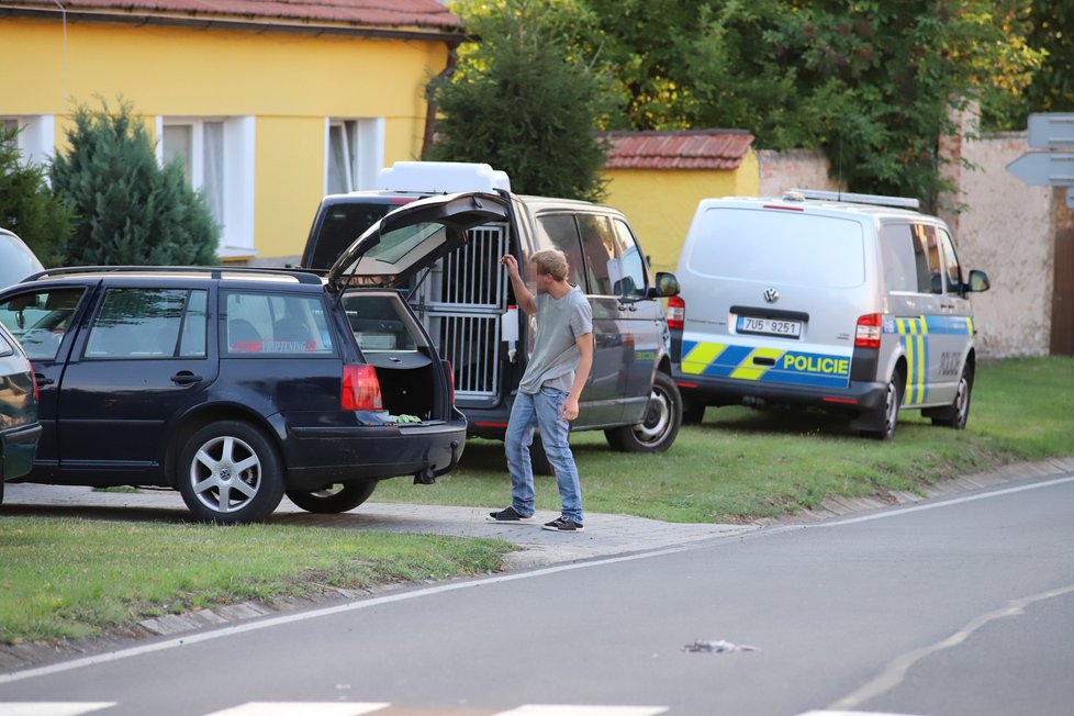 Policie kope u domu Paurových, na místě se objevil i starší syn.