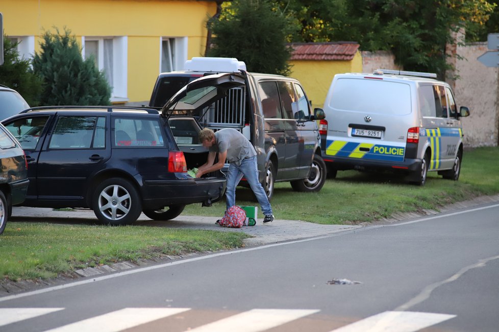 Policie kope u domu Paurových, na místě se objevil i starší syn.