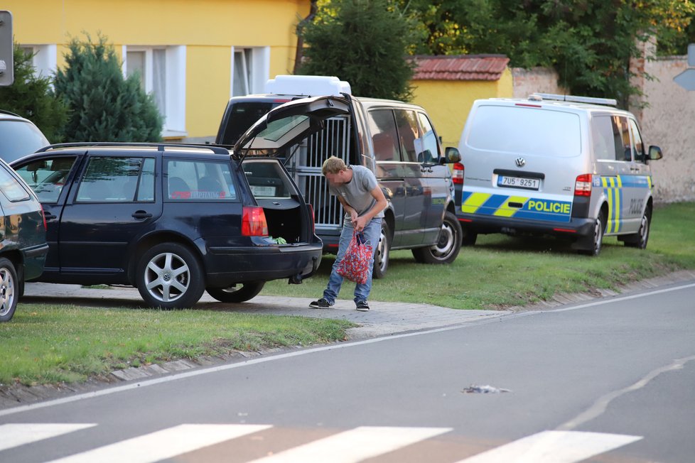 Policie kope u domu Paurových, na místě se objevil i starší syn.