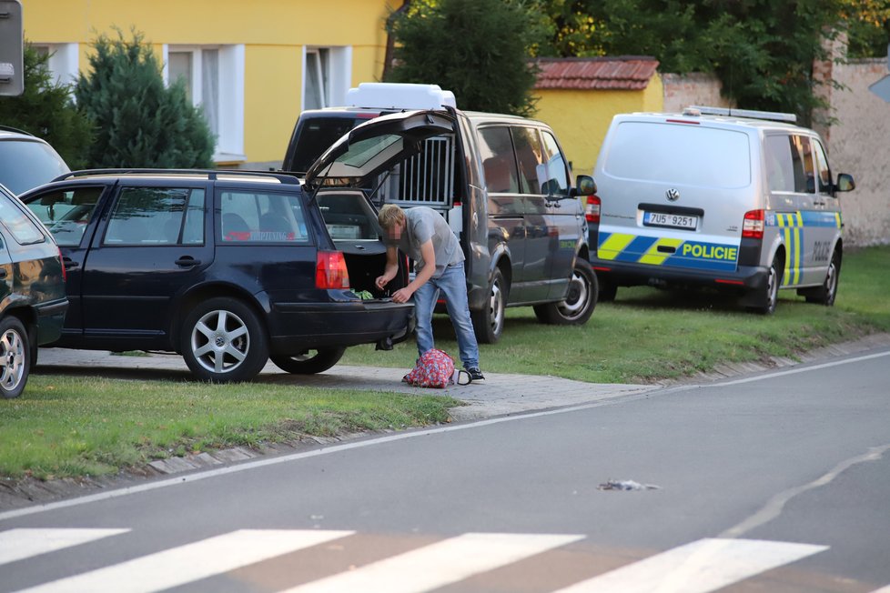 Policie kopala u domu Paurových, na místě se objevil i starší syn.