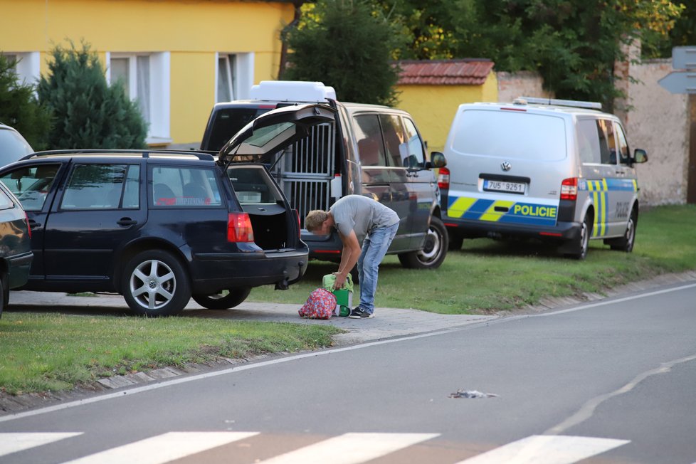 Policie kope u domu Paurových, na místě se objevil i starší syn