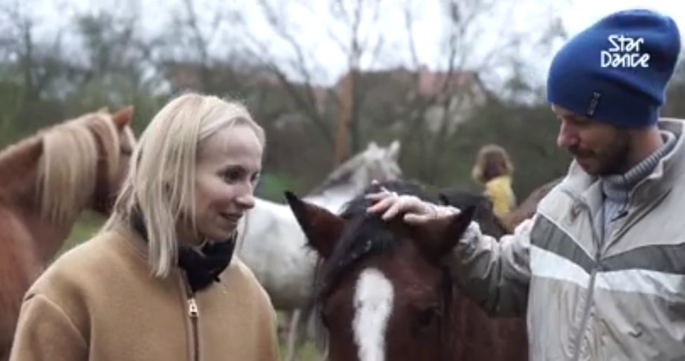 Jana Plodková a Michal Padevět si kromě tance ve Stardance vyzkoušeli i skok na koně a jízdu bez sedla.