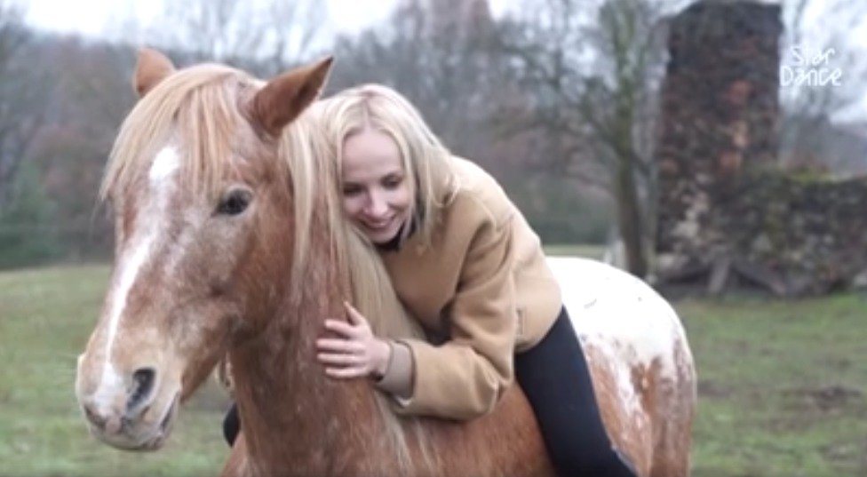 Jana Plodková a Michal Padevět si kromě tance ve Stardance vyzkoušeli i skok na koně a jízdu bez sedla.