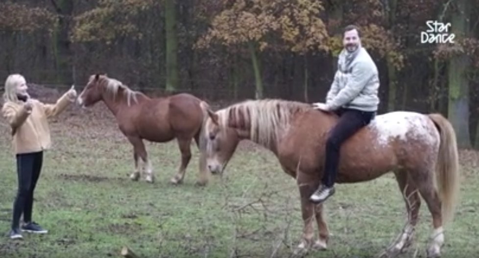 Jana Plodková a Michal Padevět si kromě tance ve StarDance vyzkoušeli i skok na koně a jízdu bez sedla.