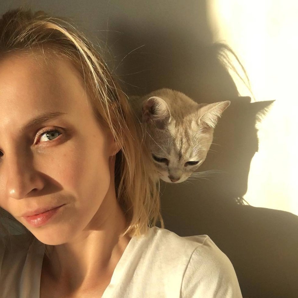 Jana Plodková (36) má na svém Instagramu vážně pěkné fotky, jako je například tahle, na které je se svým klukem - kočičím!