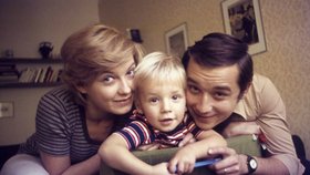 1976: Když se hercům narodil první syn Martin, byli štěstím bez sebe. Tady mu jsou tři roky.