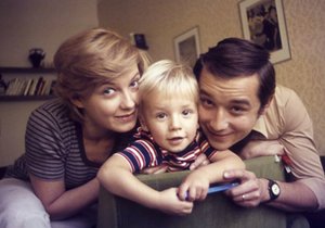 1976: Když se hercům narodil první syn Martin, byli štěstím bez sebe. Tady mu jsou tři roky.