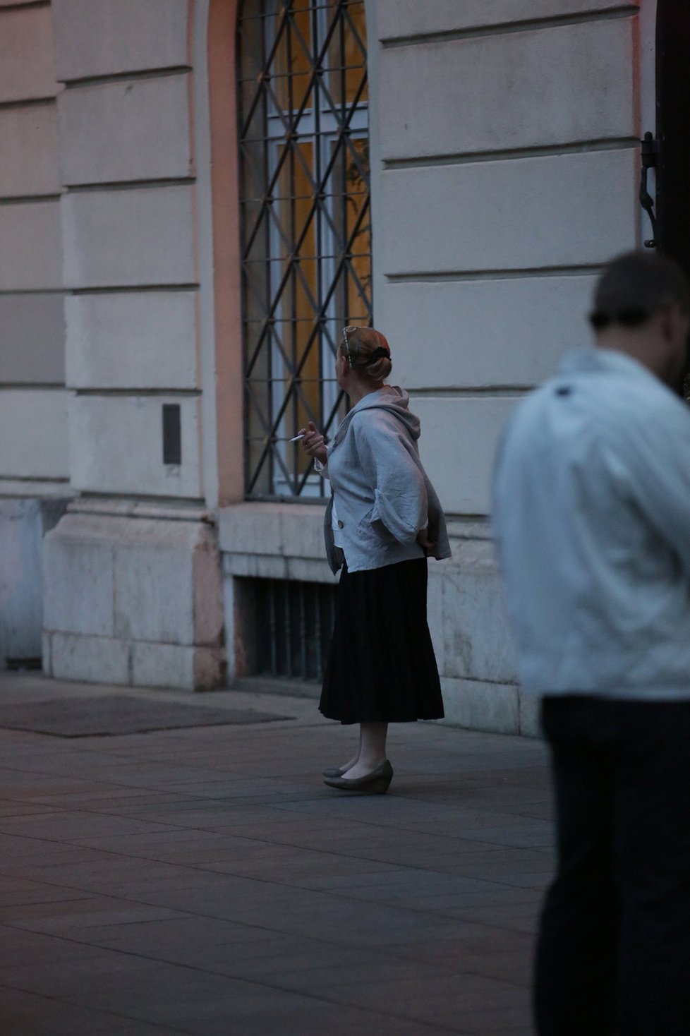 Jana Preissová si po představení dala venku cigárko.