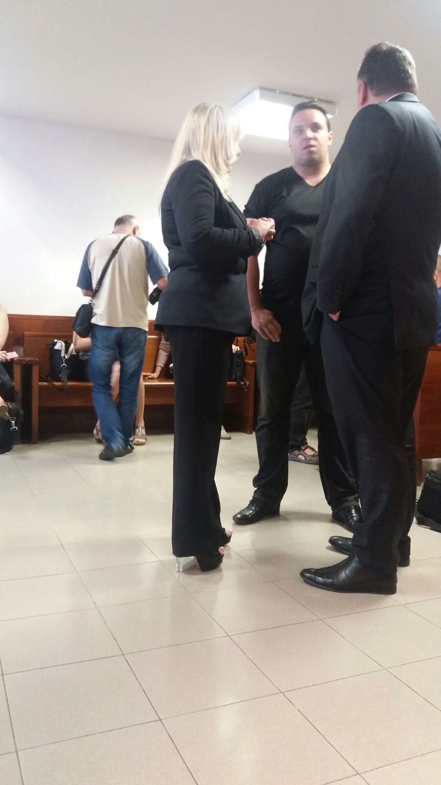 Advokátka Jana Rejžková u soudu s Petrem Kramným