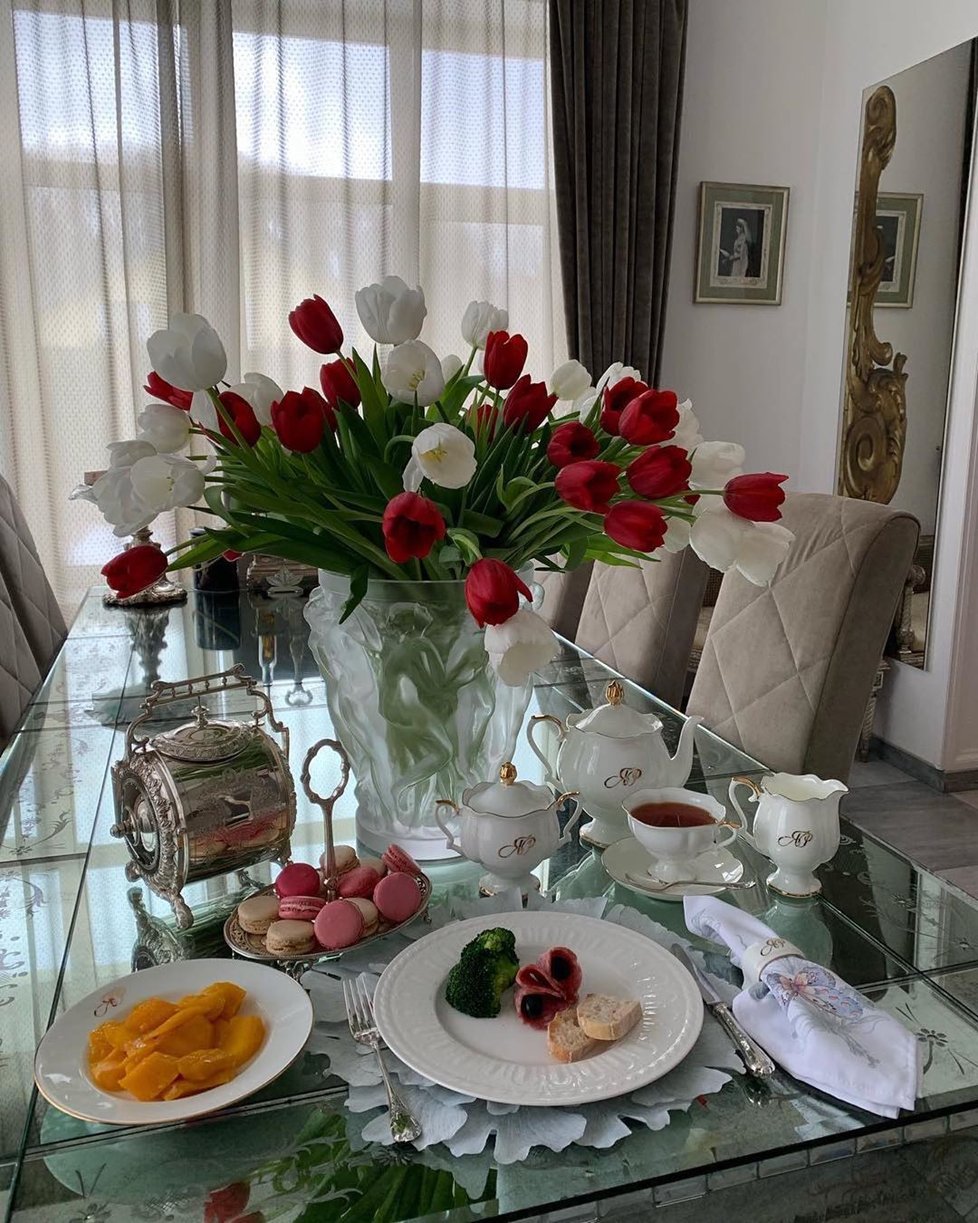 Pljuščenkova manželka Jana si potrpí na luxus i u snídaně: nikdy nechybí čerstvé květiny, které ladí k porcelánovému servisu i jídlu samotnému.