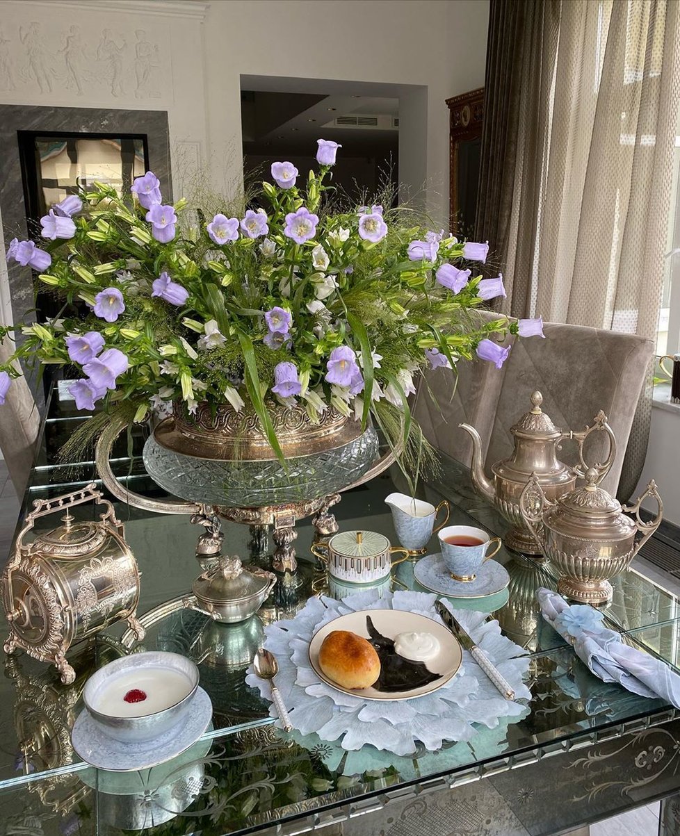 Pljuščenkova manželka Jana si potrpí na luxus i u snídaně: nikdy nechybí čerstvé květiny, které ladí k porcelánovému servisu i jídlu samotnému.