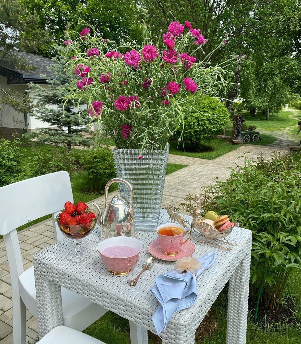 Pljuščenkova manželka Jana si potrpí na luxus i u snídaně: nikdy nechybí čerstvé květiny, které ladí k porcelánovému servisu i jídlu samotnému.